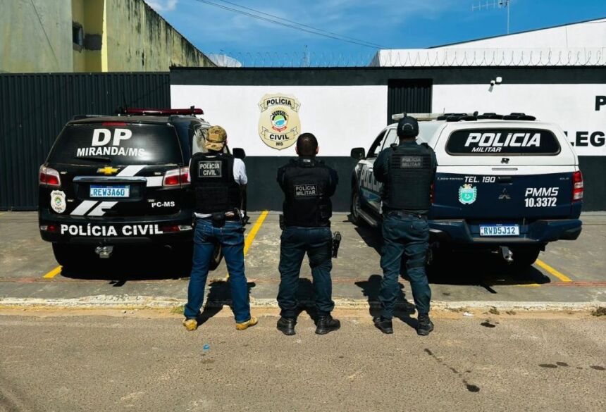 O homem carregava algo nas costas, aparentando ser uma mochila e passou pela região dos trilhos em sentido aos fundos da residência da vítima