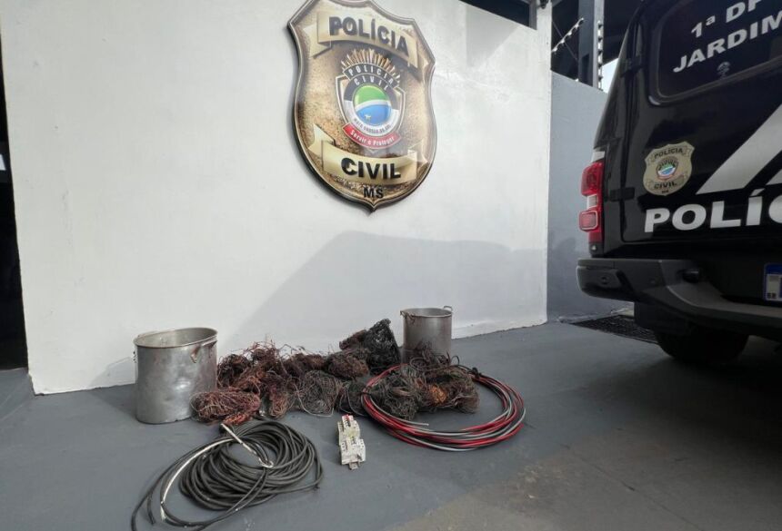 O responsável pelo local, de 52 anos, foi preso em flagrante pelo crime de receptação qualificada, previsto no artigo 180, parágrafo 1&ordm;, do Código Penal