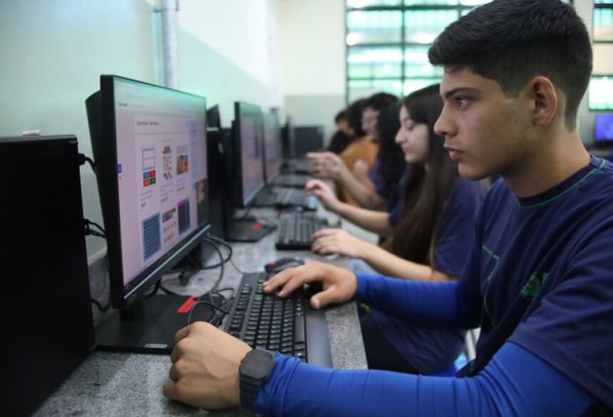 Para o atendimento da demanda, a SED disponibiliza aproximadamente 200 mil vagas nos 79 municípios de MS