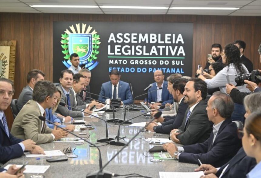 A reunião, realizada no Plenarinho da Assembleia Legislativa, reuniu deputados estaduais e representantes das equipes técnicas