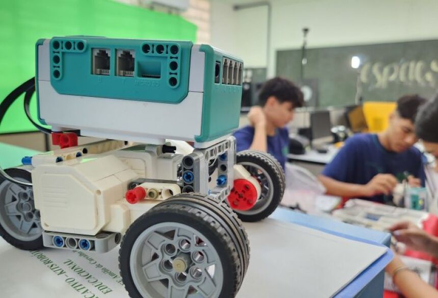 As escolas contempladas receberam Laboratórios de Robótica Educacional em formato de kits