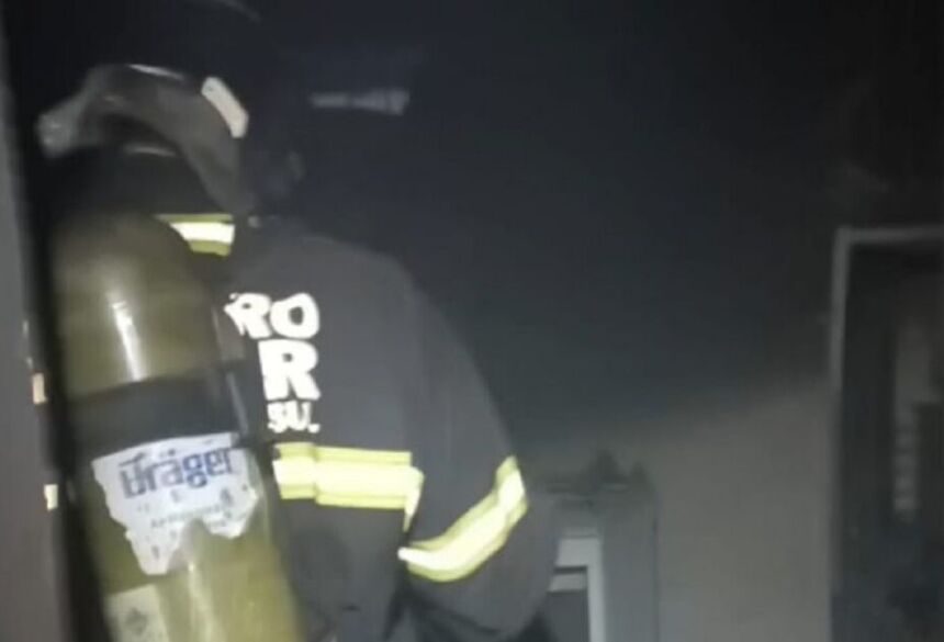  O incidente ocorreu na noite deste sábado (8), e o Corpo de Bombeiros Militar foi acionado para atender à ocorrência