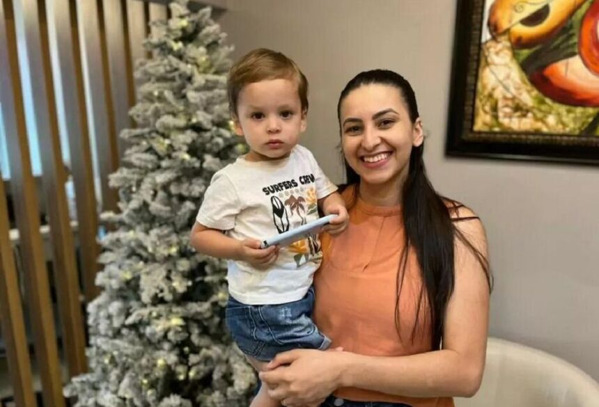 A mãe, Sharon Sthephane, explica que os custos acumulados ao longo do tratamento tornaram impossível arcar sozinha com o novo procedimento, que não é coberto pelo plano de saúde