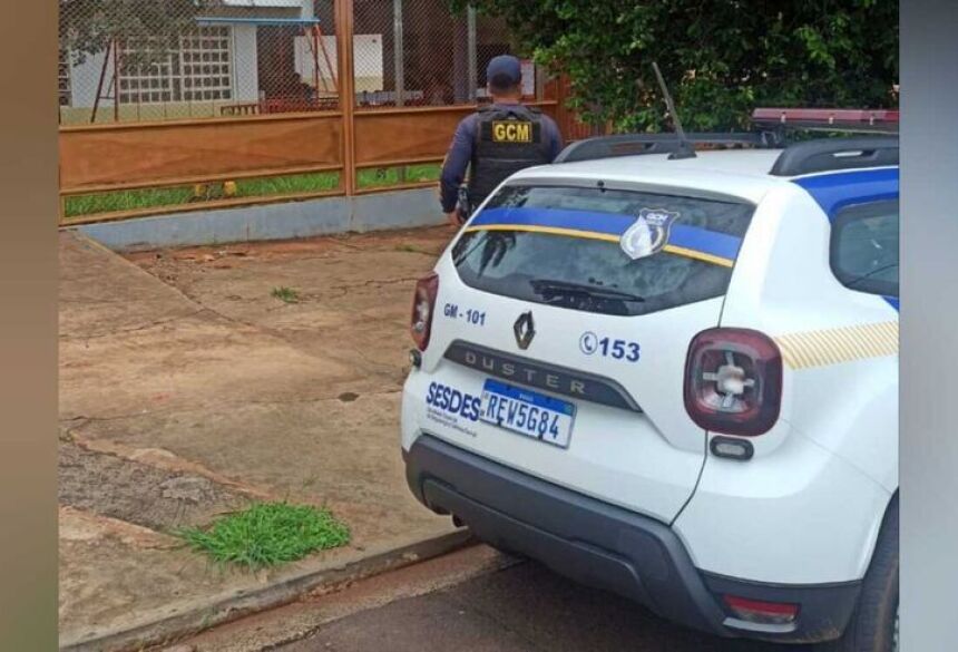 A vítima conseguiu fugir do quarto, correr até o portão e pedir ajuda aos vizinhos, que a ampararam e tentaram conter o agressor