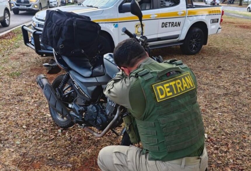 Os agentes de autoridade de trânsito observaram um caminhão sem a placa dianteira e solicitaram que o condutor encostasse para averiguação