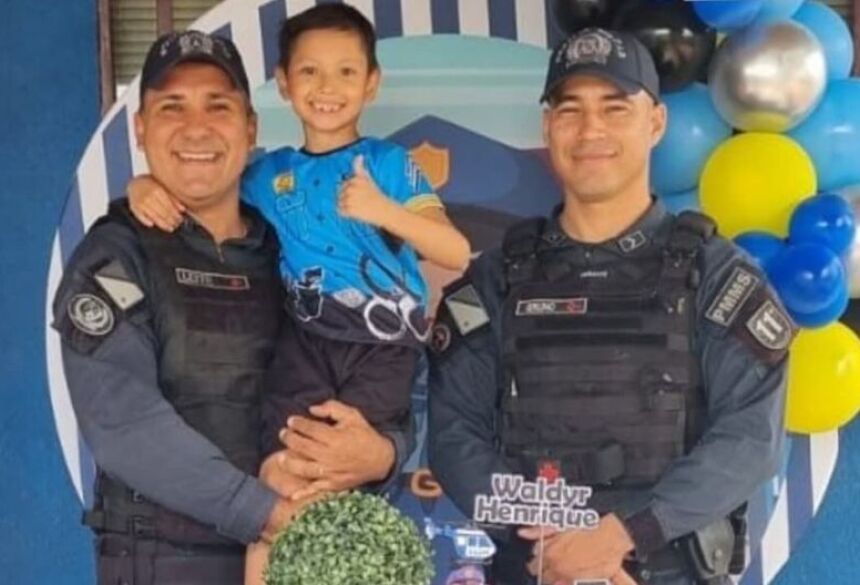 A presença dos policiais encantou Waldyr e comoveu familiares e convidados