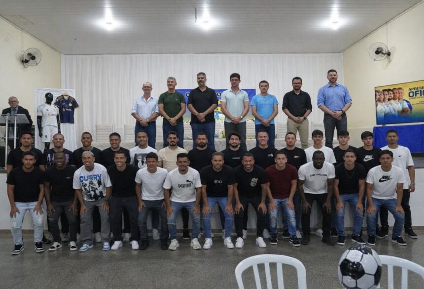 Comissão, jogadores, dirigentes com o prefeito Delegado Cleverson na apresentação realizada no Centro de Convivência do Idoso de Costa Rica (Foto: Fábio Garcia/Costa Rica EC)