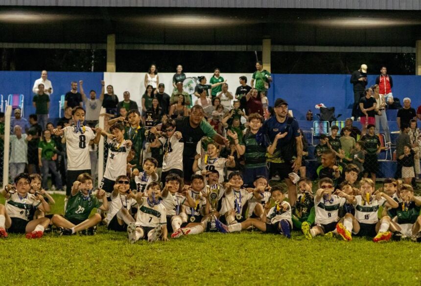 Jogadores e comissão técnica do Pantanal comemoram o título da primeira edição do Estadual Sub-11 (Foto: Rodrigo Moreira/FFMS