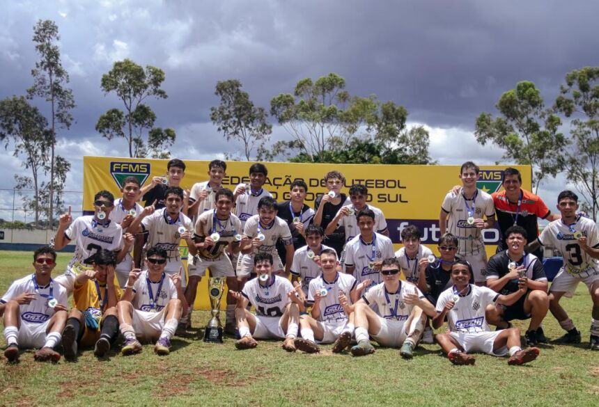 Jogadores do Operário comemoram o título que valeu vaga na Copa do Brasil da categoria em 2026 (Foto: Rodrigo Moreira/FFMS)