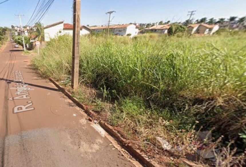 Durante abordagem da polícia, mulher ameaça homem e disse que iria ferí-lo com uma faca / Google Street View   