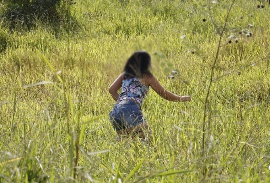 la relatou estar escondida a cerca de 130 quilômetros da área urbana, em uma fazenda