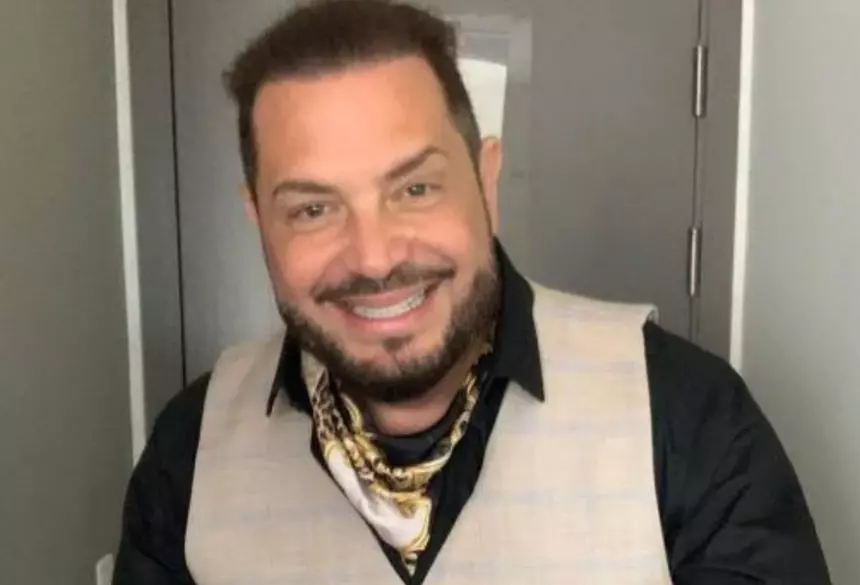 Segundo Conrado, durante o período em que integrou o elenco do humorístico, entre 1990 e 1994, seu vínculo profissional não era diretamente com a emissora