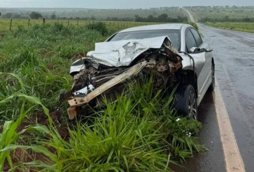 O bitrem envolvido na colisão não permaneceu no local e seguiu viagem após o acidente