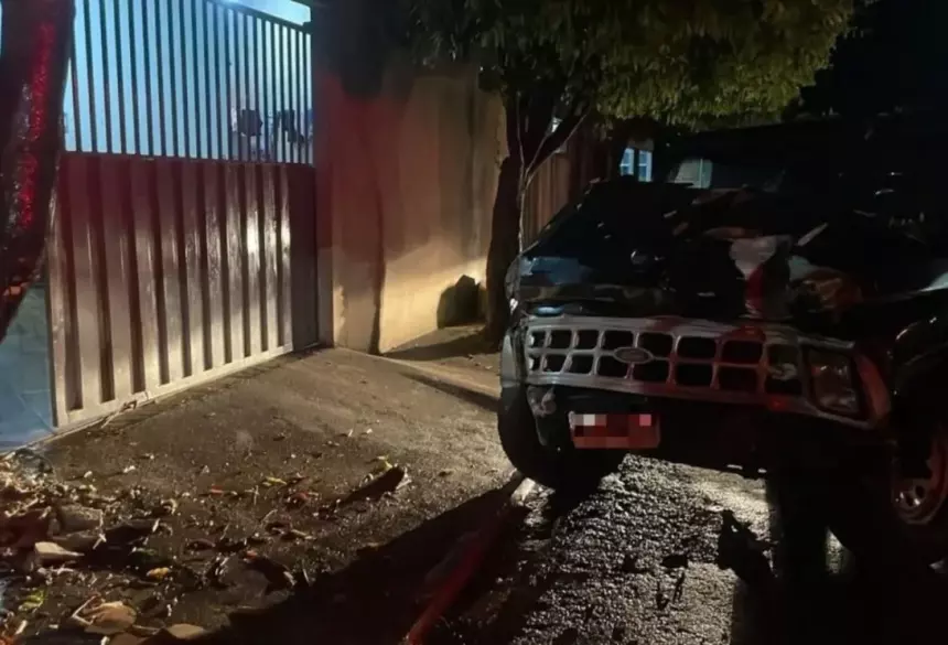 Após a batida, o condutor deixou o local sem prestar esclarecimentos e fugiu pela Avenida Cristovam Pereira dos Santos