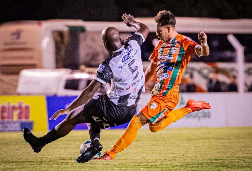 Naviraiense pressionou na segunda etapa até marcar o gol que garantiu a vitória em casa (Foto: Ribeiro Júnior/CE Naviraiense)
