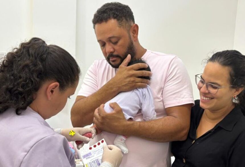 A coleta do exame deve ser realizada, preferencialmente, entre o 3&ordm; e o 5&ordm; dia de vida do bebê, período considerado ideal para a identificação precoce de alterações