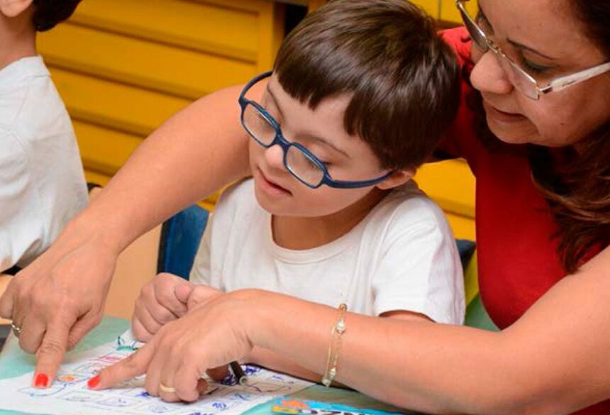 O cargo exige ensino médio completo, com carga horária semanal de 40 horas, acompanhando o calendário letivo da rede municipal. A remuneração base é de R$ 3.745,27