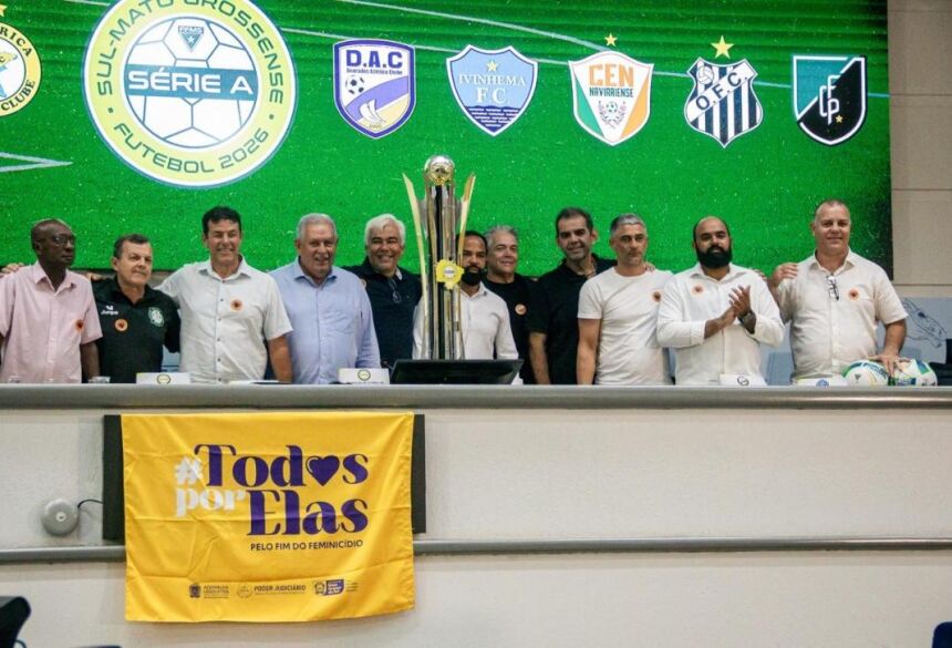 Presidente da FFMS, Estevão Petrallás, junto aos presidentes dos clubes, apresentou o troféu de campeão (Foto: Rodrigo Moreira/FFMS)