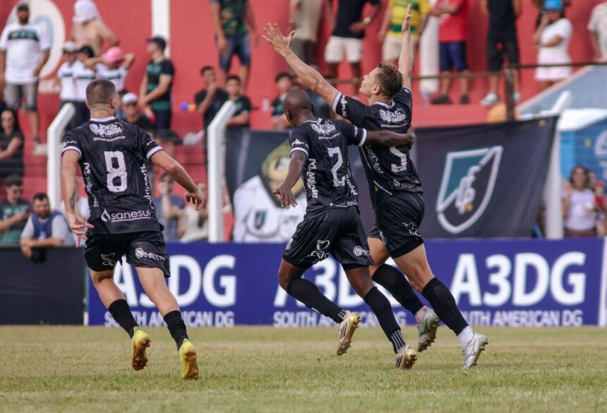 Jogadores do Operário comemoram gol de Jonas (5) que abriu a vitória operariana no Jacques da Luz (Foto: Rodrigo Moreira/FFMS)