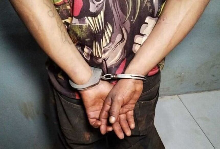 O homem foi encaminhado à delegacia, mas, já na Depac, voltou a agir de forma violenta contra a equipe policial