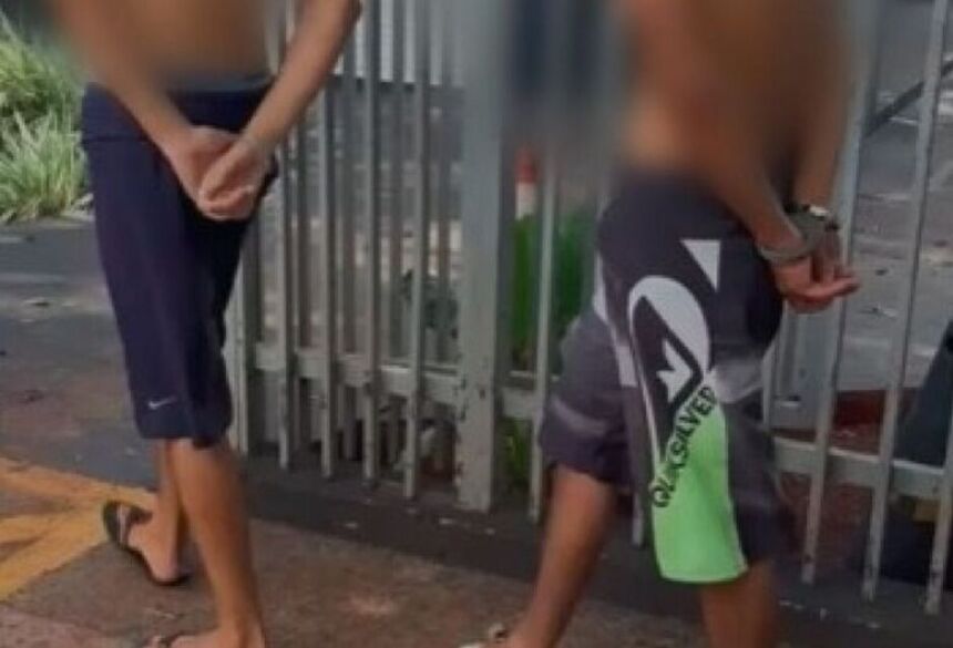 Eles foram autuados pelos crimes de ameaça, dano e disparo de arma de fogo. O maior de idade também responderá por corrupção de menores