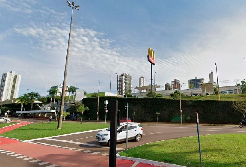 De forma agressiva, ela intimidava os clientes e ignorava as autoridades policiais, chegando a subir nas mesas