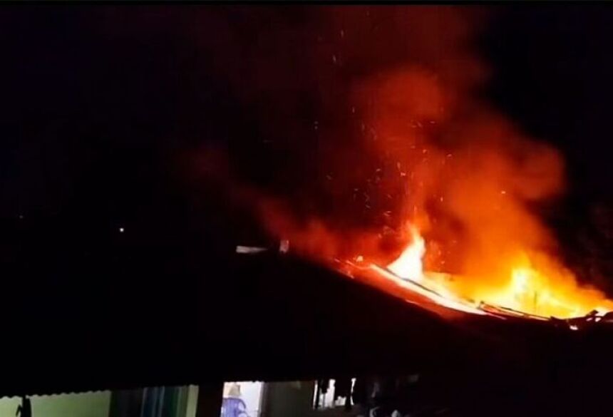 Homem com mobilidade reduzida morre carbonizado em incêndio em Ponta Porã / Reprodução/Urundey FM   