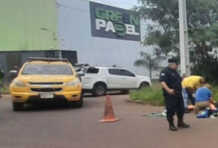 Trabalhador sofre fratura exposta ao cair de caminhão durante instalação de postes na fronteira / Urundey FM   