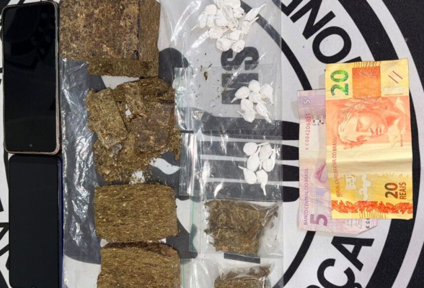 No curso das diligências, os policiais localizaram o suspeito em frente ao imóvel, ocasião em que foi constatada típica conduta relacionada ao tráfico de drogas