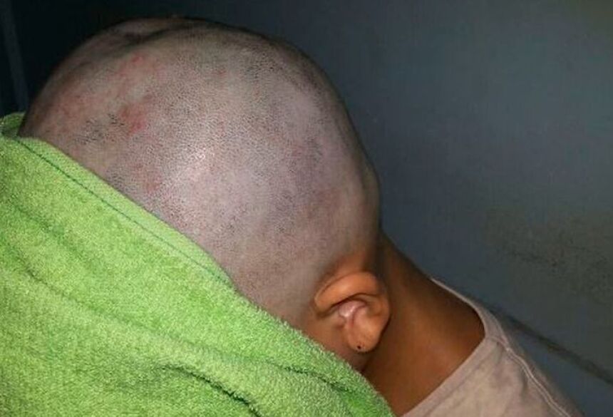 Ainda conforme a polícia, o agressor se apossou de uma faca de serra e cortou os cabelos da vítima
