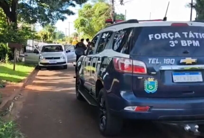 A troca de tiros ocorreu no cruzamento da Rua das Orquídeas com a Rua Monte Alegre, no Jardim Pantanal, e deixou dois mortos e três feridos