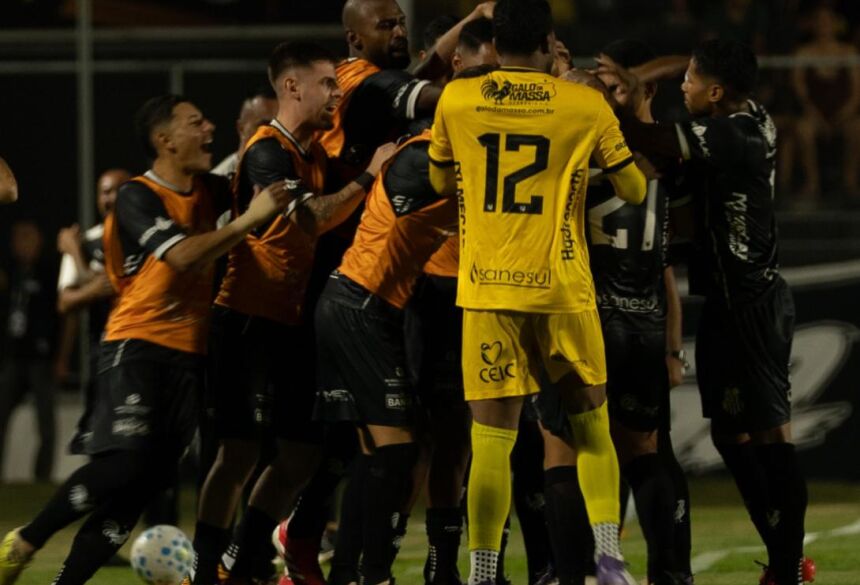Jogadores do Operário comemoram gol de Robinho, o segundo na vitória operariana em Arapiraca (Foto: @felipesurto)
