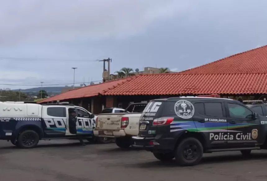 Testemunhas detalharam para as autoridades que ao descer do veículo, o suspeito desferiu a primeira facada na cabeça da vítima