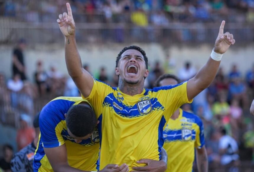 Luís Fernando comemora o gol que marcou em cobrança de pênalti que definiu a primeira vitória do DAC no Estadual (Foto: Marcelo Berton/@berton_shots_jpn)