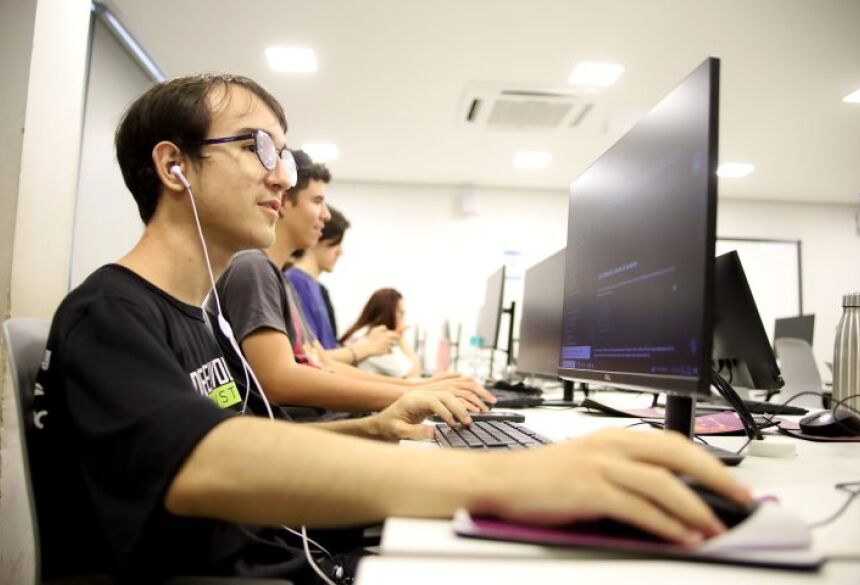 A iniciativa fortalece a formação de novos profissionais de tecnologia no Estado, contribuindo para o atendimento