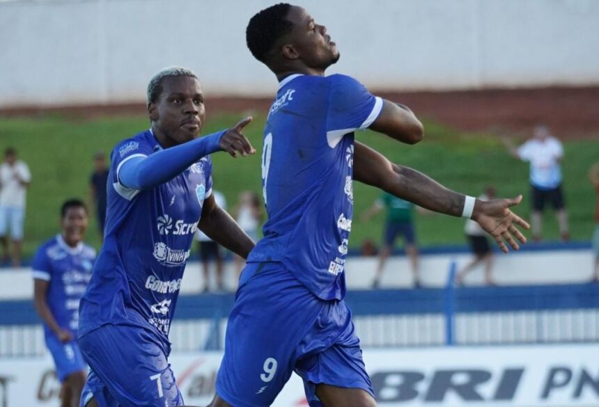 Tuninho (7) e Jonatas (9) marcaram os gols da vitória do Ivinhema no Saraivão (Foto: Edcarlos Calado/@clavaphotos)