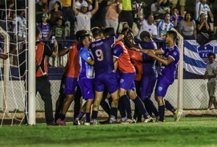 Jogadores do Ivinhema comemoram gol de Fogliato, na reta final do jogo, que valeu a classificação para segunda fase da Copa do Brasil (Foto: Rodrigo Moreira/@rmp.fotografia)