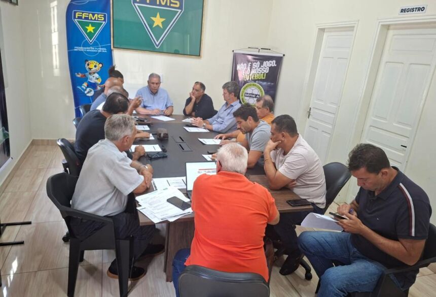 A reunião aconteceu na sede da FFMS e contou com a participação de dirigentes dos clubes que pretendem participar da competição (Foto: Gildo Tavares/Ascom FFMS)