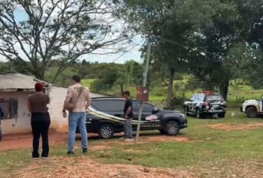 A Polícia Civil e a Perícia estiveram no local colhendo mais detalhes para dar início às investigações. O corpo foi removido para o IML