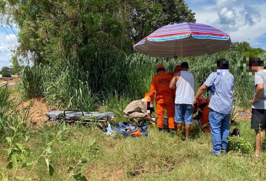 A motocicleta fica caída de cabeça para baixo