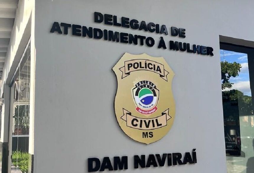 A situação escalou para agressões físicas, e a adolescente afirmou que a mãe desferiu tapas em seus seios e rosto