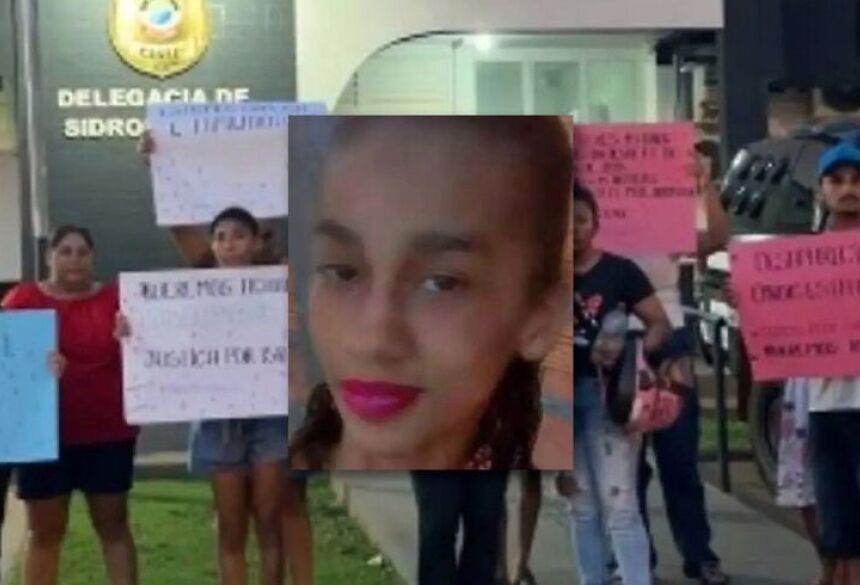 Com cartazes e palavras de ordem, familiares e amigos se reuniram em frente à unidade policial pedindo respostas sobre o paradeiro da adolescente