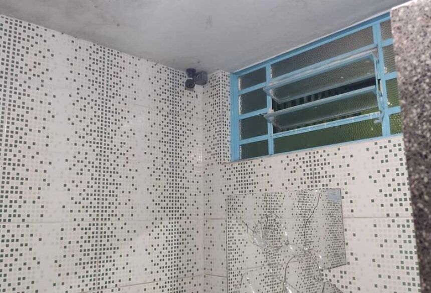 Em contato com a direção da escola, foi informado que a câmera teria sido instalada em 2016 e que não estaria em funcionamento