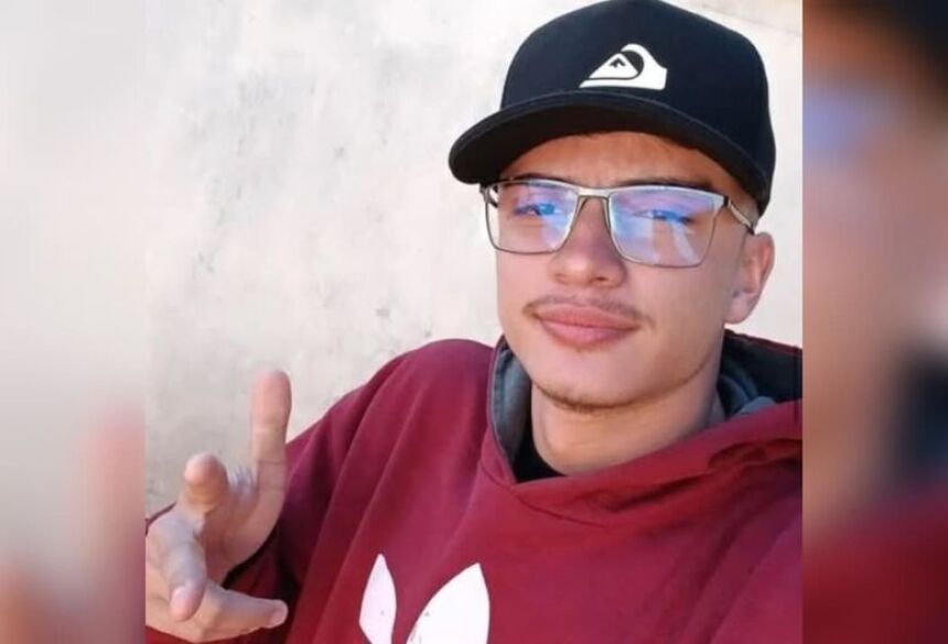 Testemunhas relataram aos policiais que um carro branco, conduzido por uma mulher, deixou o local logo após a colisão