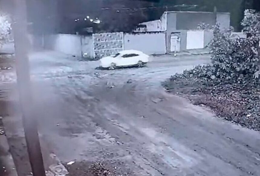 A dona de um comércio localizado em frente ao local do crime contou à reportagem que ela e o marido já estavam dormindo
