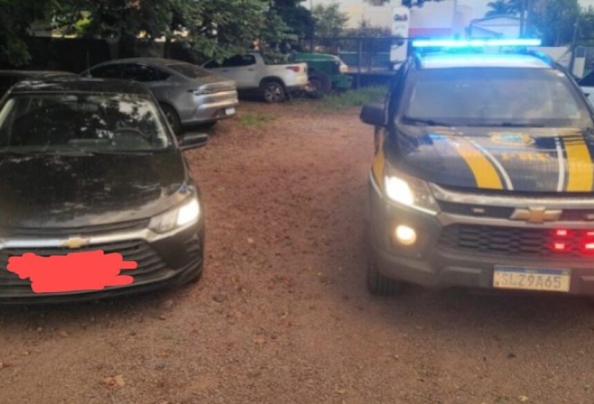 Cabeleleira é presa com carro furtado na BR-463 / Divulgação/PRF  