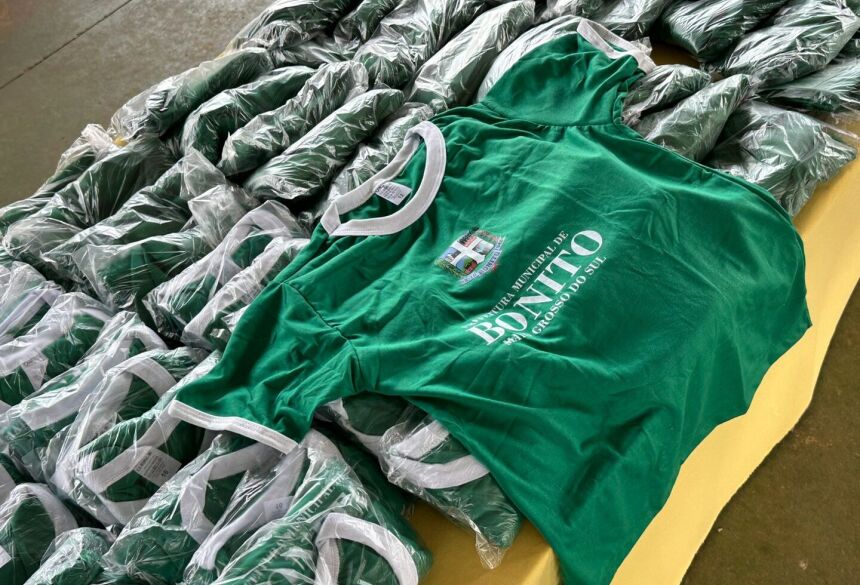 Cada estudante da rede municipal receberá dois uniformes. A entrega começou após o início do ano letivo, que teve início no dia 19 de fevereiro