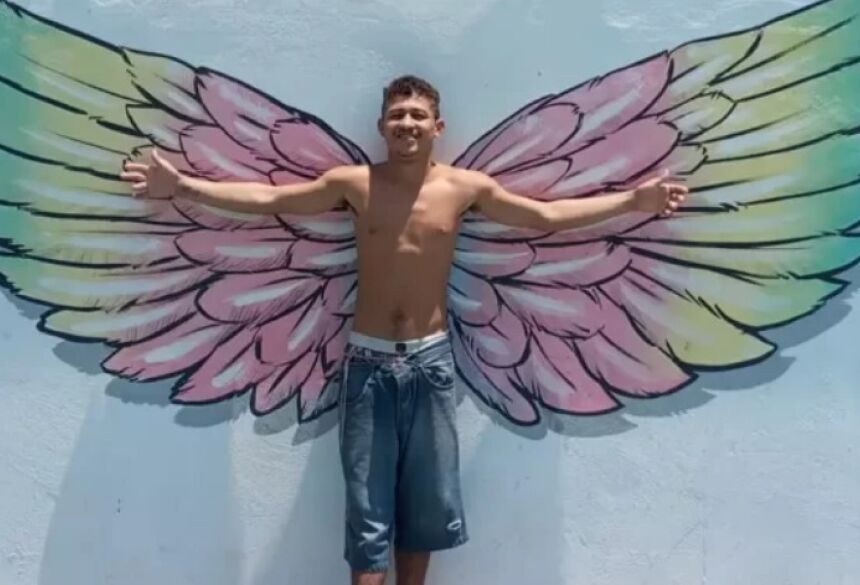 Os policiais foram até o local indicado e, com autorização da moradora, entraram no imóvel e encontraram dois homens
