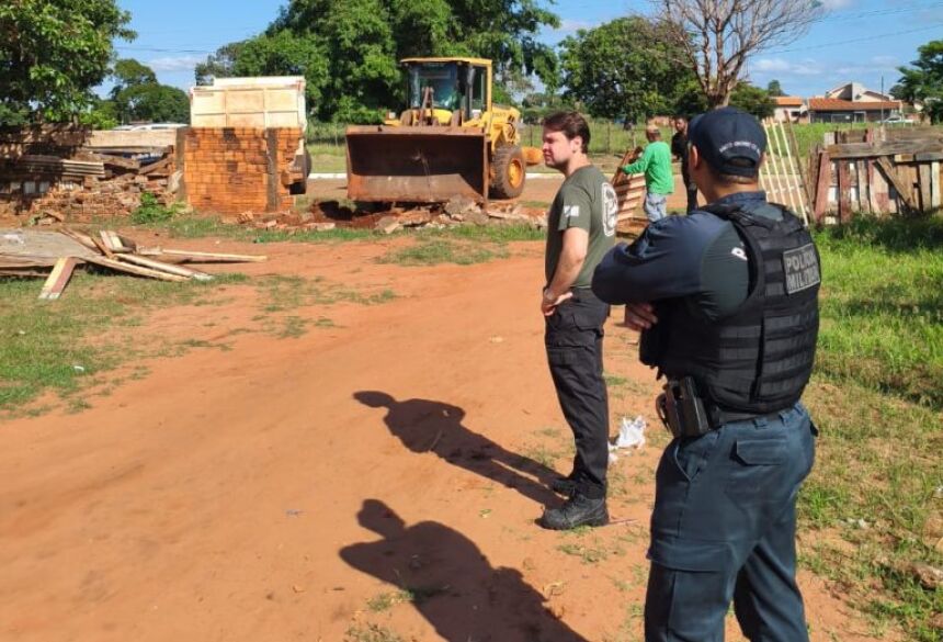 A área, pertencente à Prefeitura, havia sido invadida e recebeu construções de alvenaria improvisadas, com a divisão de pequenos quartos