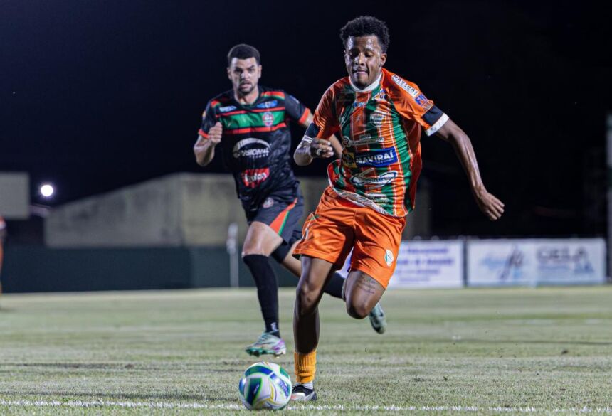 Negueba (6) marcou o gol da vitória no jogo de ida que deu vantagem ao Naviraiense sobre o Bataguassu (Foto: Ribero Júnior)